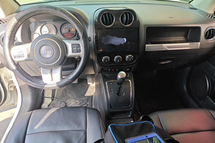 Jeep 指南者(进口) 2015款 2.0L 两驱运动版中控内饰12