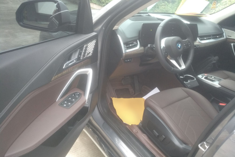 宝马iX1 2023款 xDrive30L X设计套装中控内饰20