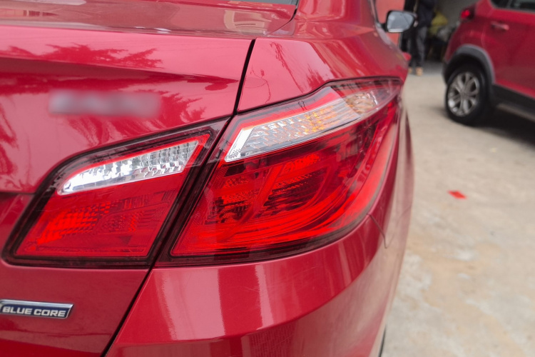 长安 逸动 2016款 1.6L 手动风尚型车身外观9