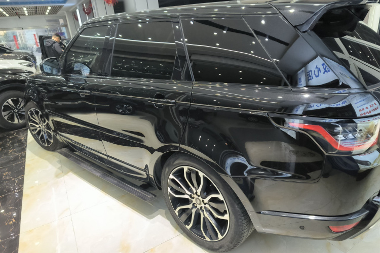 路虎 揽胜运动版 2022款 3.0 L6 耀黑版车身外观4