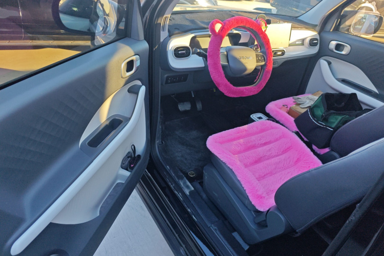 吉利银河 2025款 210km 熊猫卡丁中控内饰7003