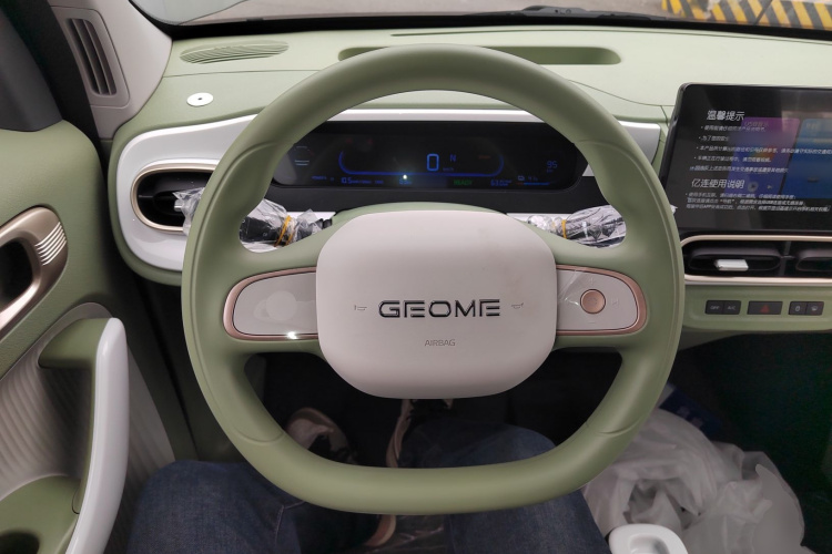 吉利银河 2025款 210km 熊猫骑士中控内饰13