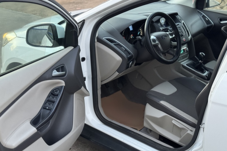 福特 福克斯 2012款 两厢 1.6L 手动风尚型中控内饰7010