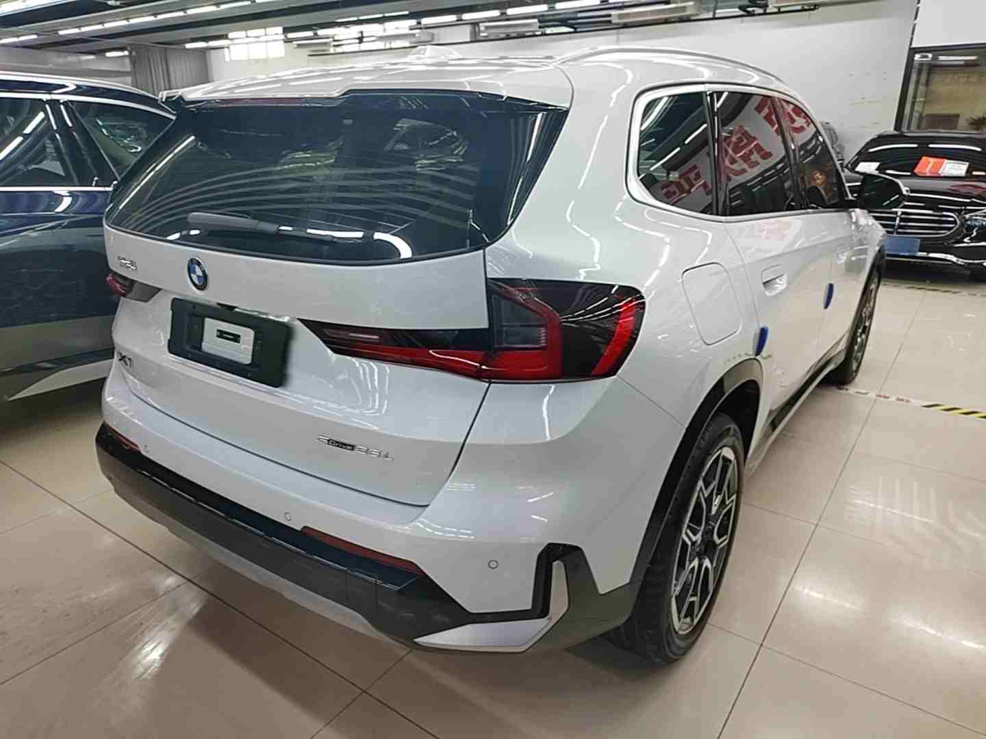 车辆右后45度外观展示