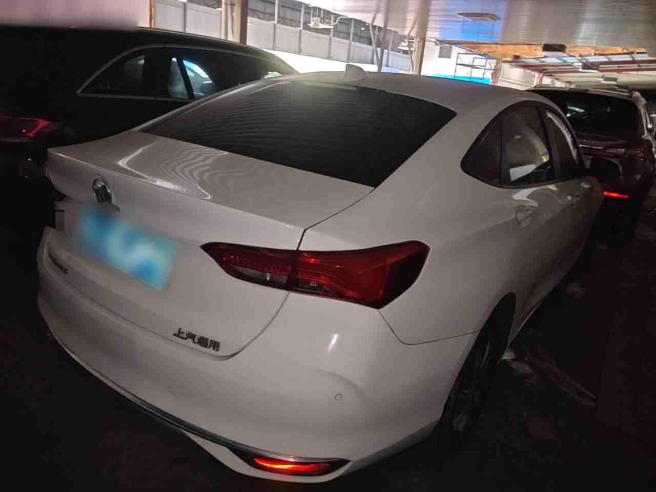 车辆右后45度外观实拍
