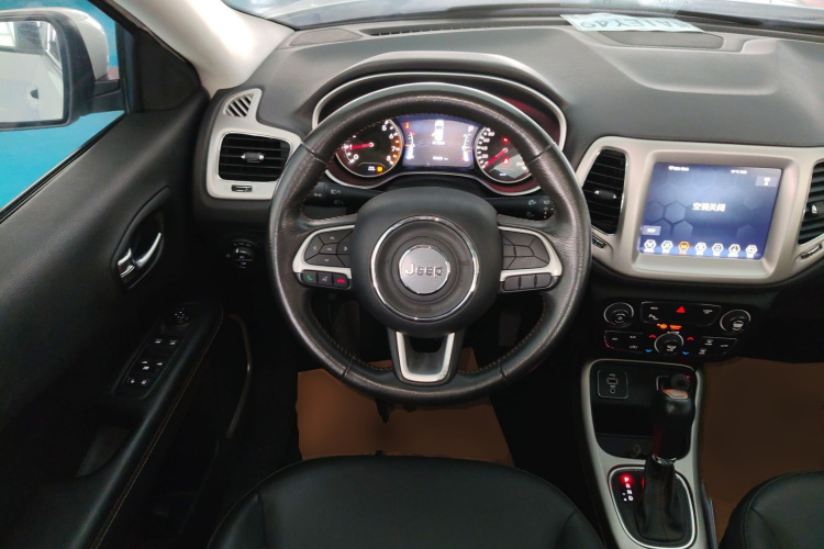 Jeep 指南者 2019款 200T 自动家享-互联大屏版中控内饰13
