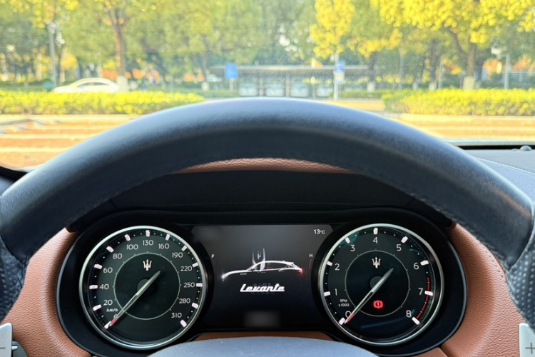 玛莎拉蒂 Levante 2022款 3.0T Modena中控内饰7002