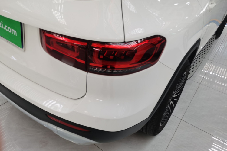 奔驰GLB 2023款 改款 GLB 200 动感型车身外观9