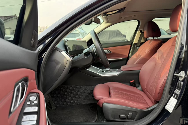 宝马3系 2025款 330Li M运动曜夜套装中控内饰7015