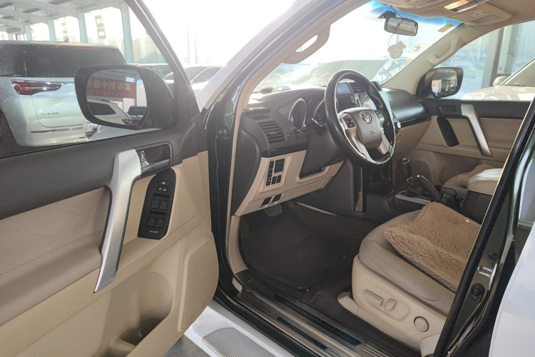 丰田 普拉多(进口) 2014款 2.7L 自动豪华版中控内饰20