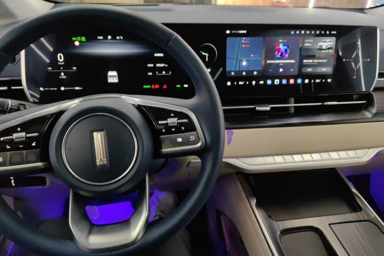 魏牌 高山 2023款 四驱行政加长版中控内饰7002