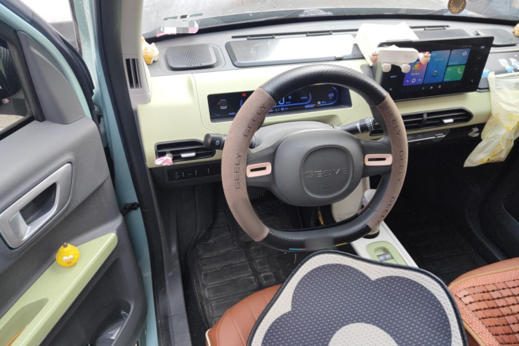 吉利银河 2023款 熊猫mini 200km 耐力熊中控内饰13