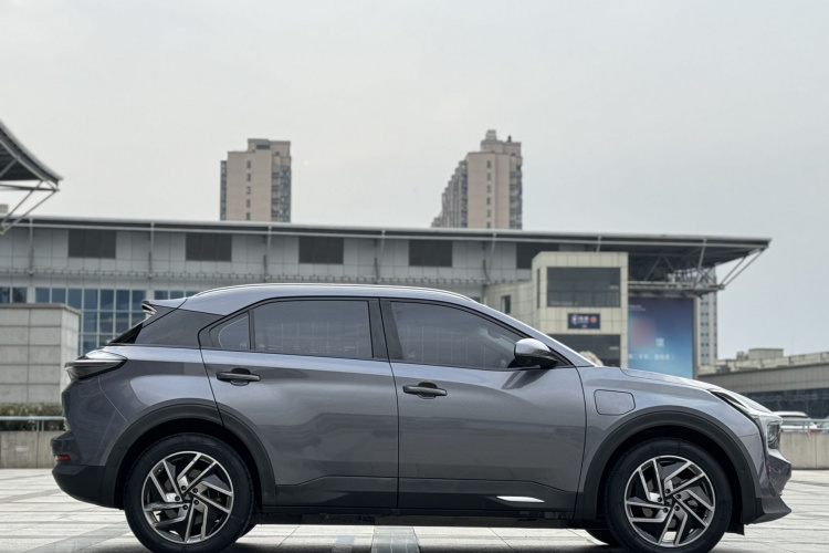 哪吒汽车 哪吒U 2021款 Pro 500 登月版车身外观6002