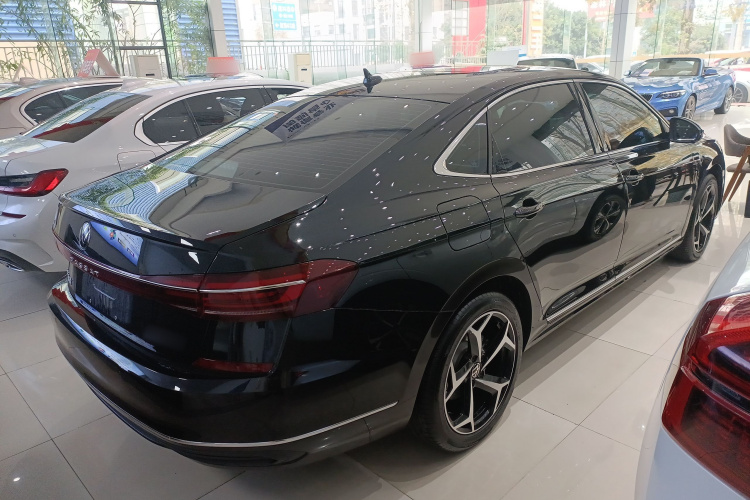 大众 帕萨特 2025款 出众款 330TSI 星空精英版车身外观7