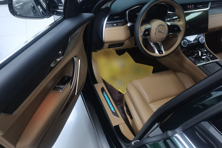 捷豹XFL 2022款 XFL 2.0T P250 两驱尊享豪华版中控内饰20