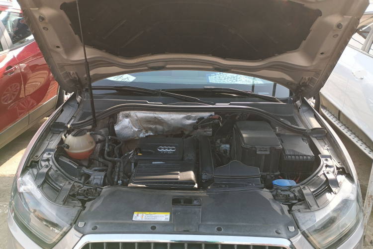 奥迪Q3 2015款 30 TFSI 进取型机舱底盘24