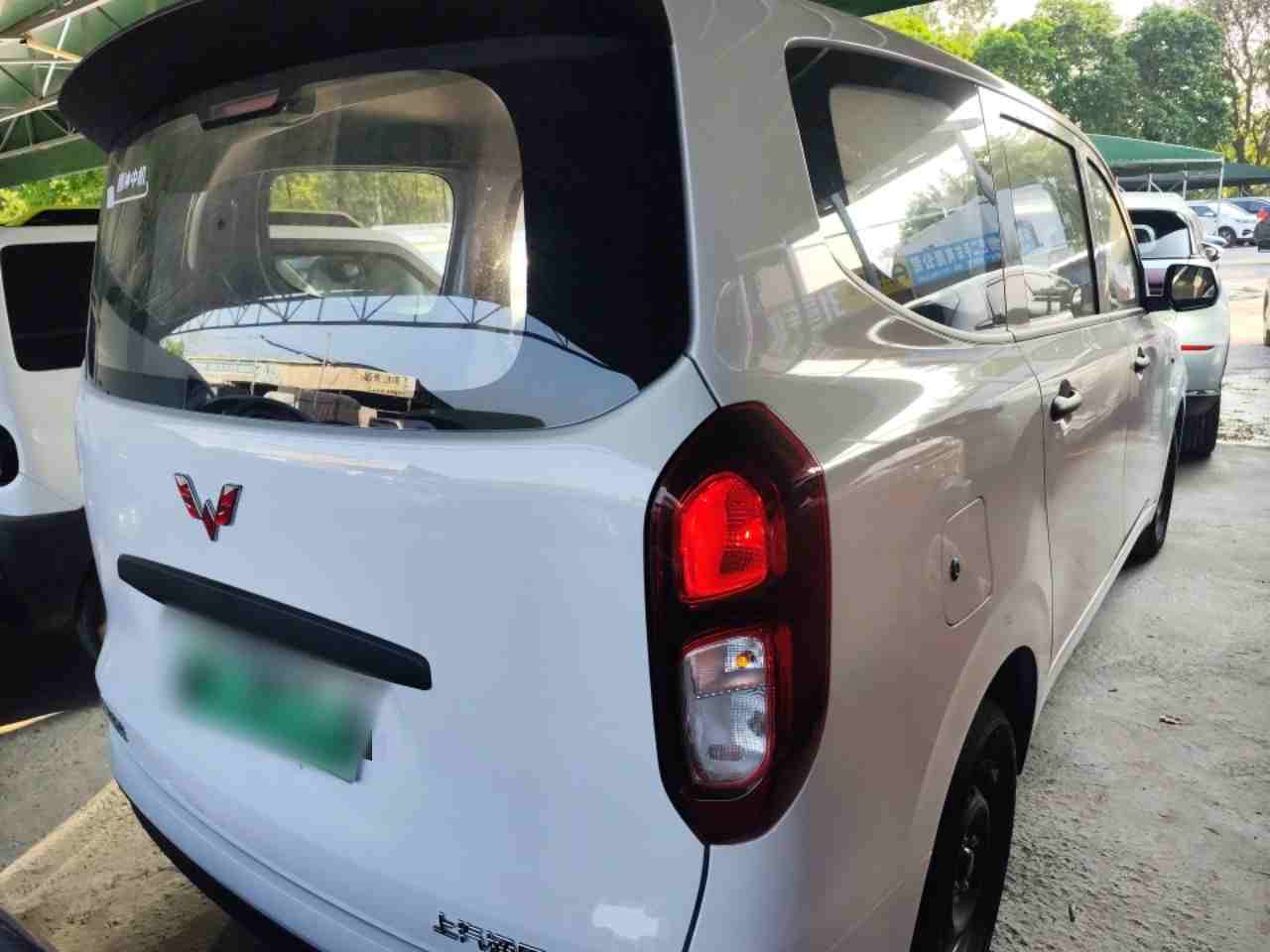 车辆右后45度整体外观
