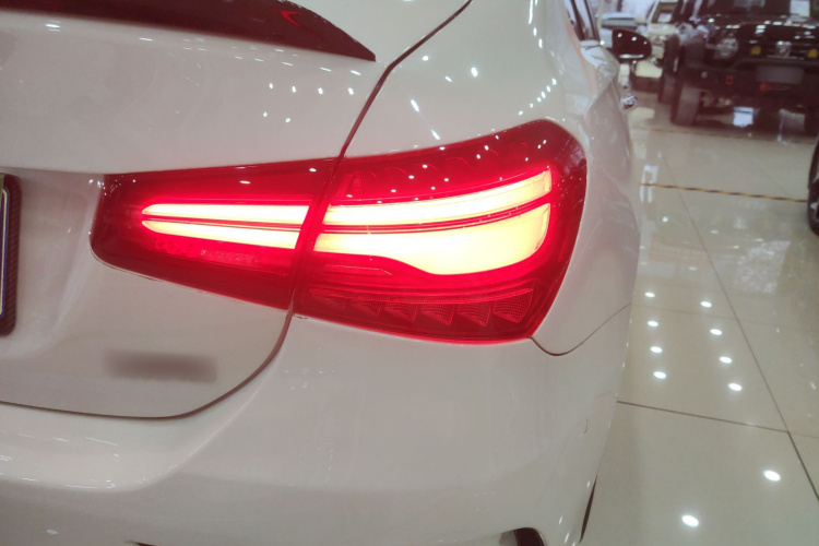 奔驰A级 2024款 改款 A 200 L 时尚型车身外观9