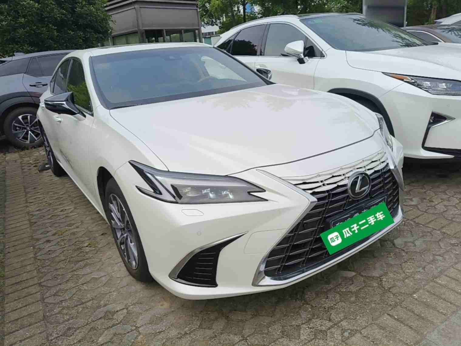 车辆右前45度外观展示