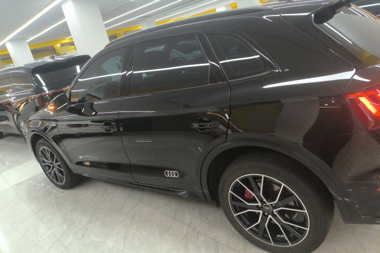 奥迪Q5L 2025款 45周年典藏版 45 TFSI 豪华动感型车身外观4