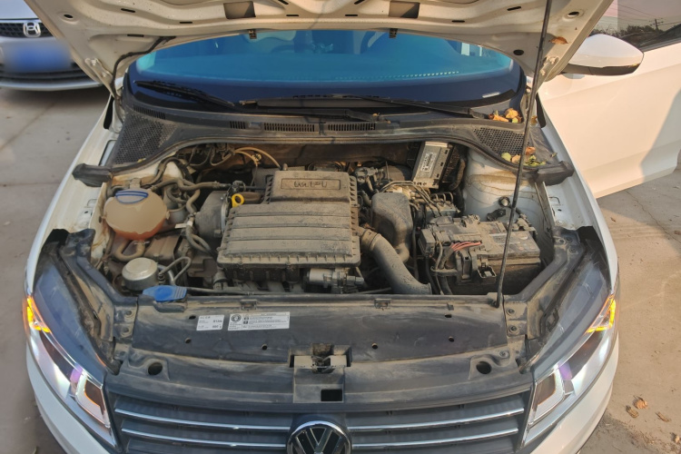 大众 桑塔纳 2021款 1.5L 手动风尚版机舱底盘24