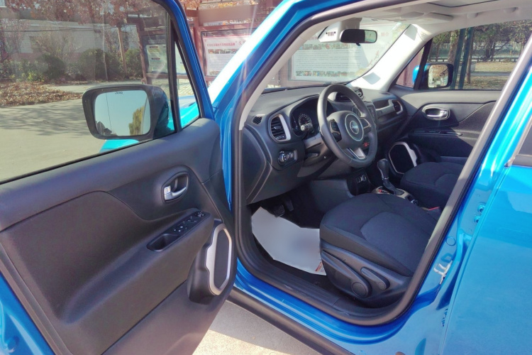 Jeep 自由侠 2017款  180T 自动劲能版中控内饰7001