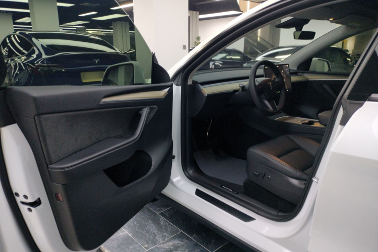 特斯拉 Model Y 2022款 改款 长续航全轮驱动版中控内饰7003