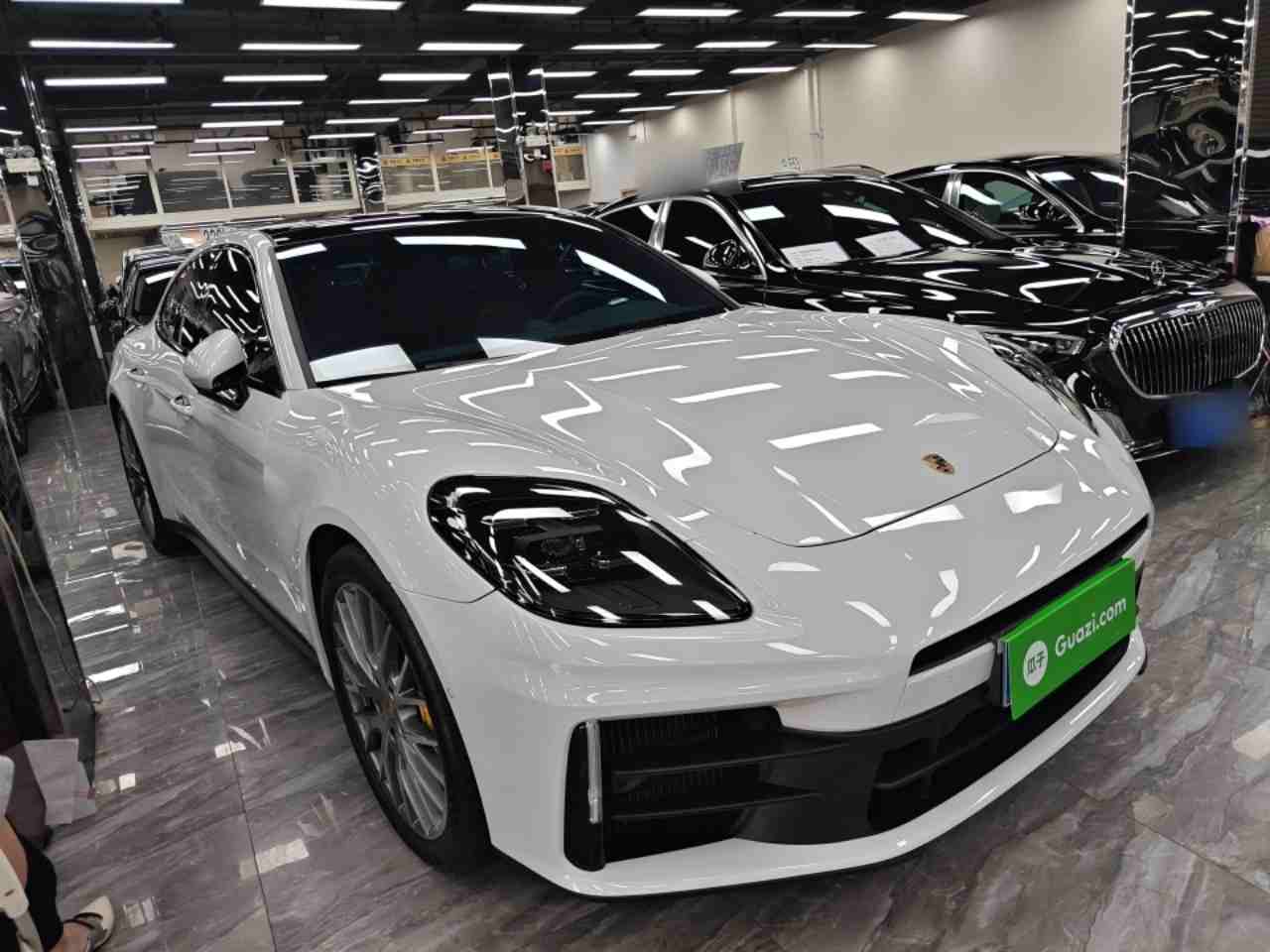 车辆右前45度外观展示
