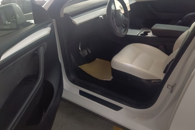 特斯拉 Model Y 2022款 长续航全轮驱动版中控内饰20