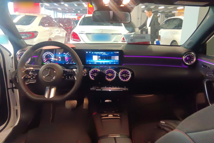 奔驰A级 2024款 改款 A 200 L 时尚型中控内饰12