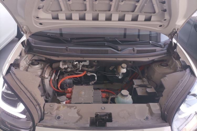 五菱汽车 五菱缤果 2023款 333km 灵犀互联+款机舱底盘24