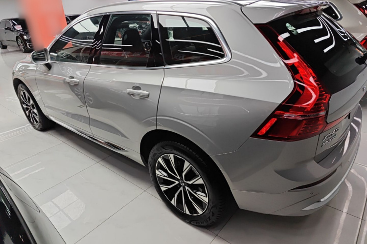 沃尔沃XC60 2025款 B5 四驱智远豪华版车身外观4