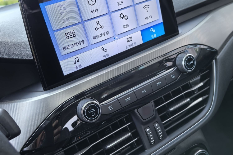 福特 福克斯 2020款 三厢 EcoBoost 180 自动锋潮型中控内饰7011
