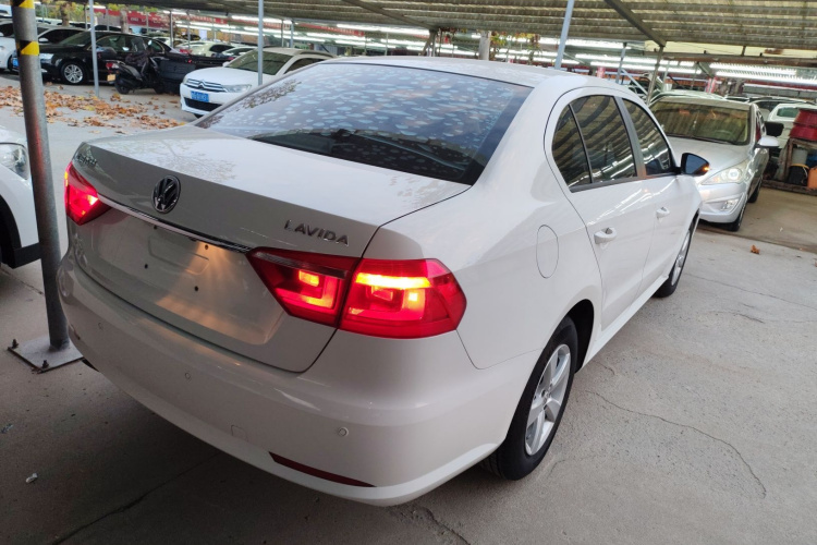 大众 朗逸 2013款 改款经典 1.6L 自动风尚版车身外观7