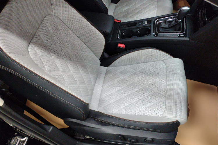 大众 迈腾 2023款 200万辆纪念版 330TSI DSG豪华型局部细节41