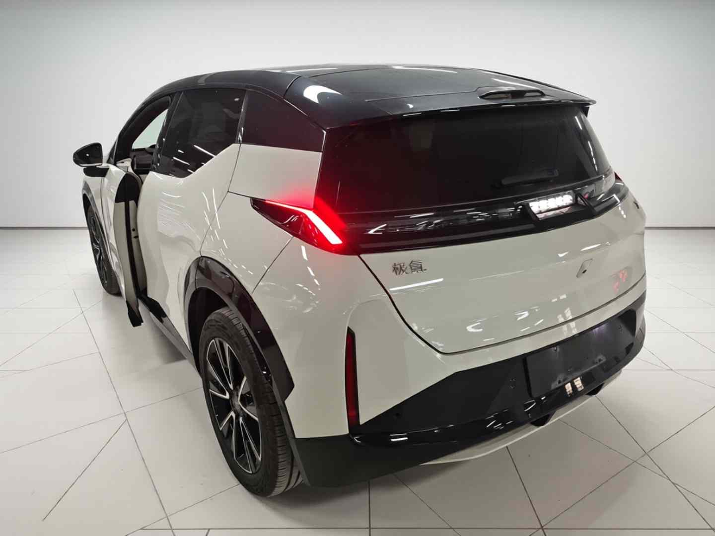 极氪X 2025款 四座后驱魔方版(3)