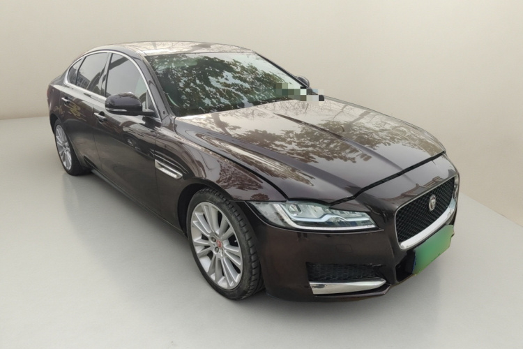 捷豹XF 2016款 XF 2.0T 两驱奢华版车身外观3