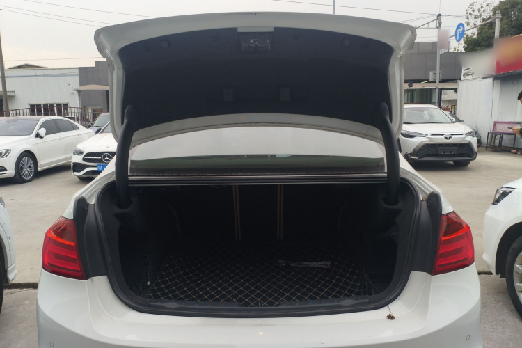 宝马3系 2014款 320i 进取型机舱底盘23