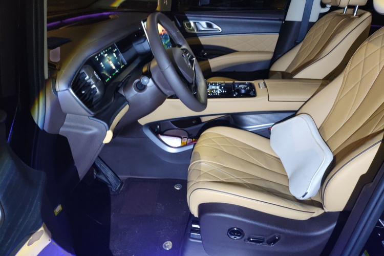 腾势D9 2024款 DM-i 980 四驱尊荣型中控内饰19