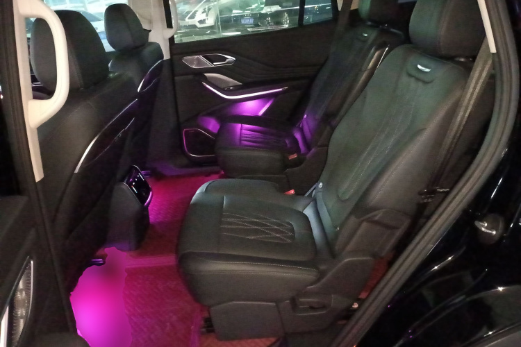 红旗HS7 2023款 2.0T 自动两驱旗享版 六座中控内饰7004