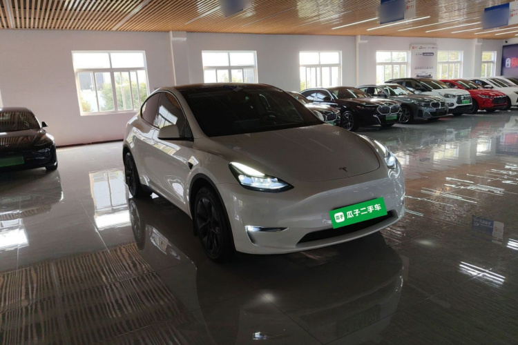 特斯拉 Model Y 2023款 长续航全轮驱动版车身外观3