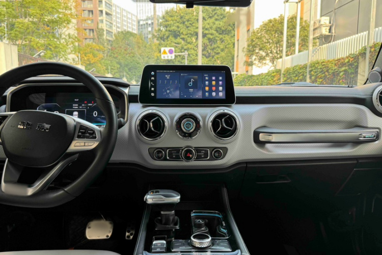 北京BJ40 2023款 2.0D 自动四驱刀锋英雄版侠客型（前后电控锁）中控内饰7003