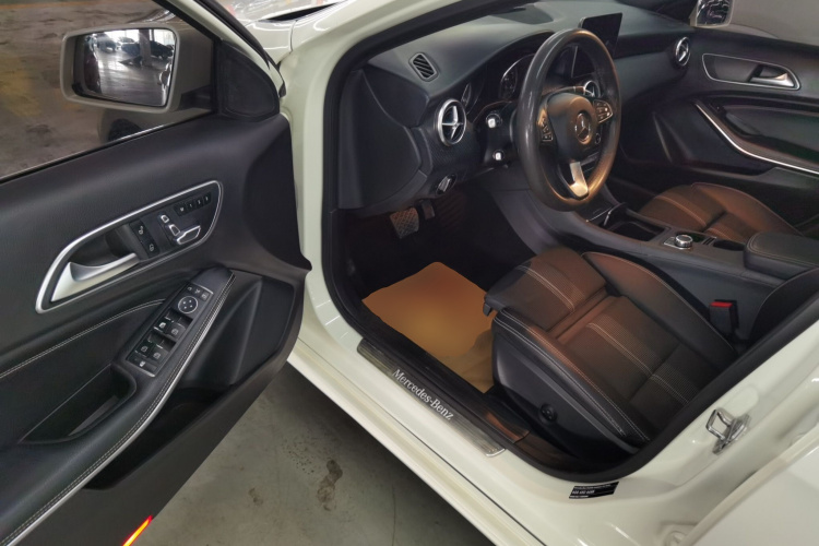 奔驰A级(进口) 2018款 A 200 时尚型中控内饰7003