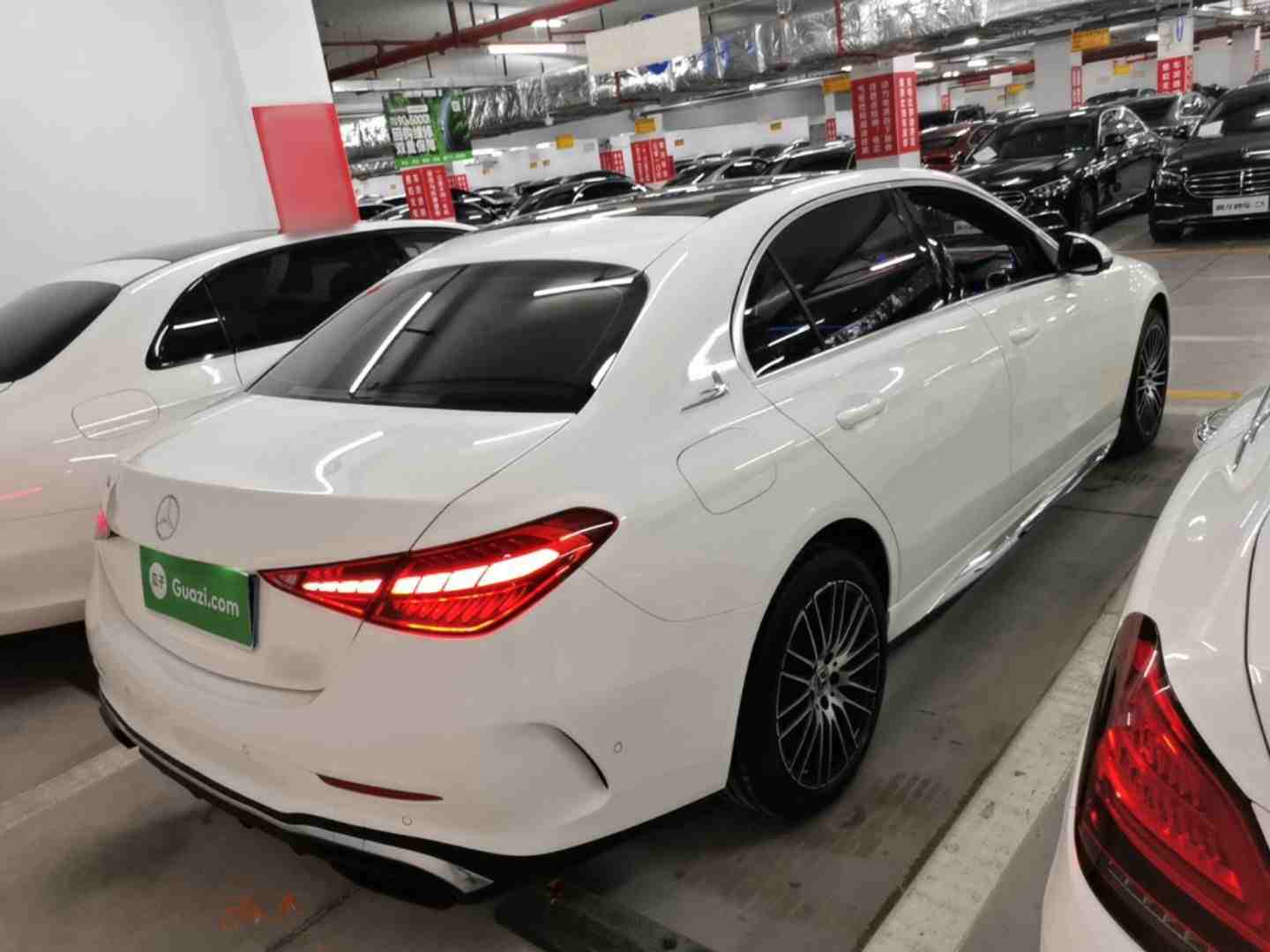 车辆右后45度外观展示