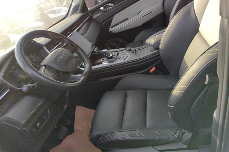 领克05 2020款 2.0TD 两驱耀Halo中控内饰19