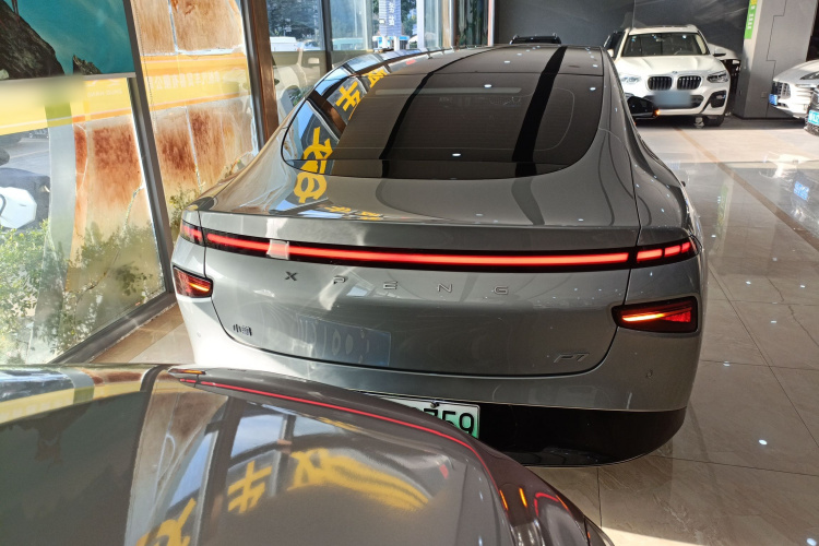 小鹏P7 2022款 625E车身外观6