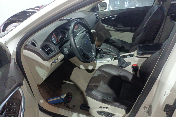 沃尔沃V40 2016款 T3 智逸版中控内饰19