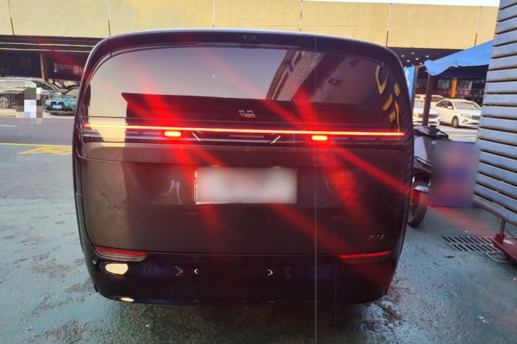 理想汽车 理想MEGA 2024款 Ultra车身外观6