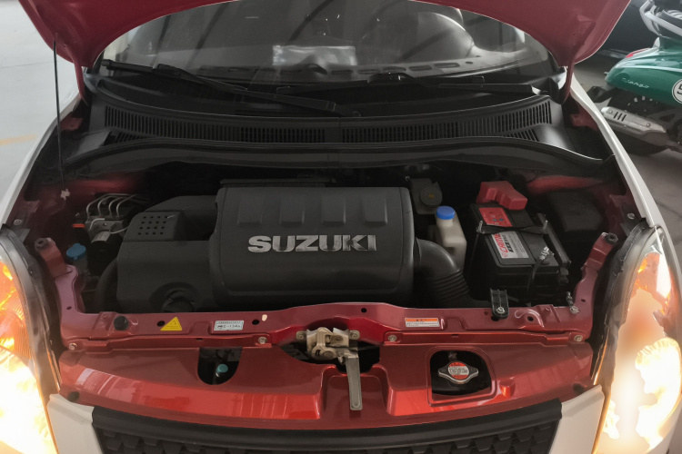 铃木 雨燕 2013款 1.5L 自动标准版机舱底盘24