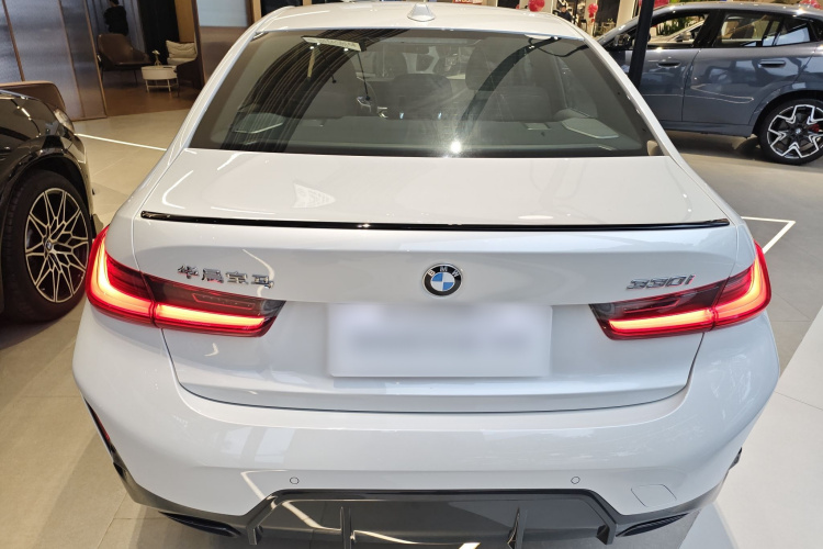 宝马3系 2023款 330i M运动曜夜套装车身外观6